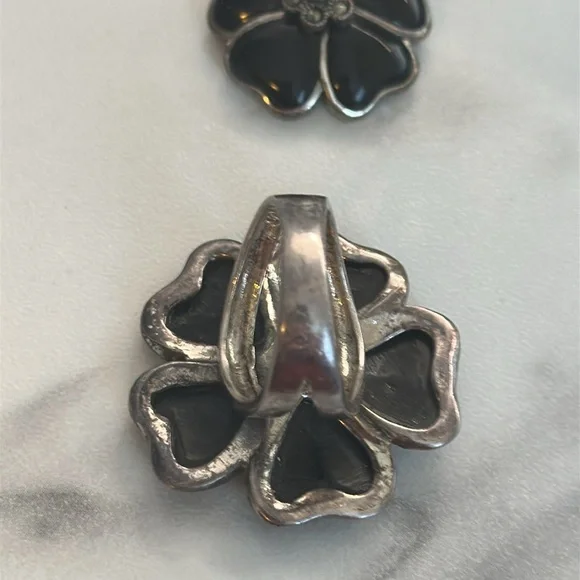 Pre owned- Elegant Black Flower Jewelry Set - Picture 15 of 16